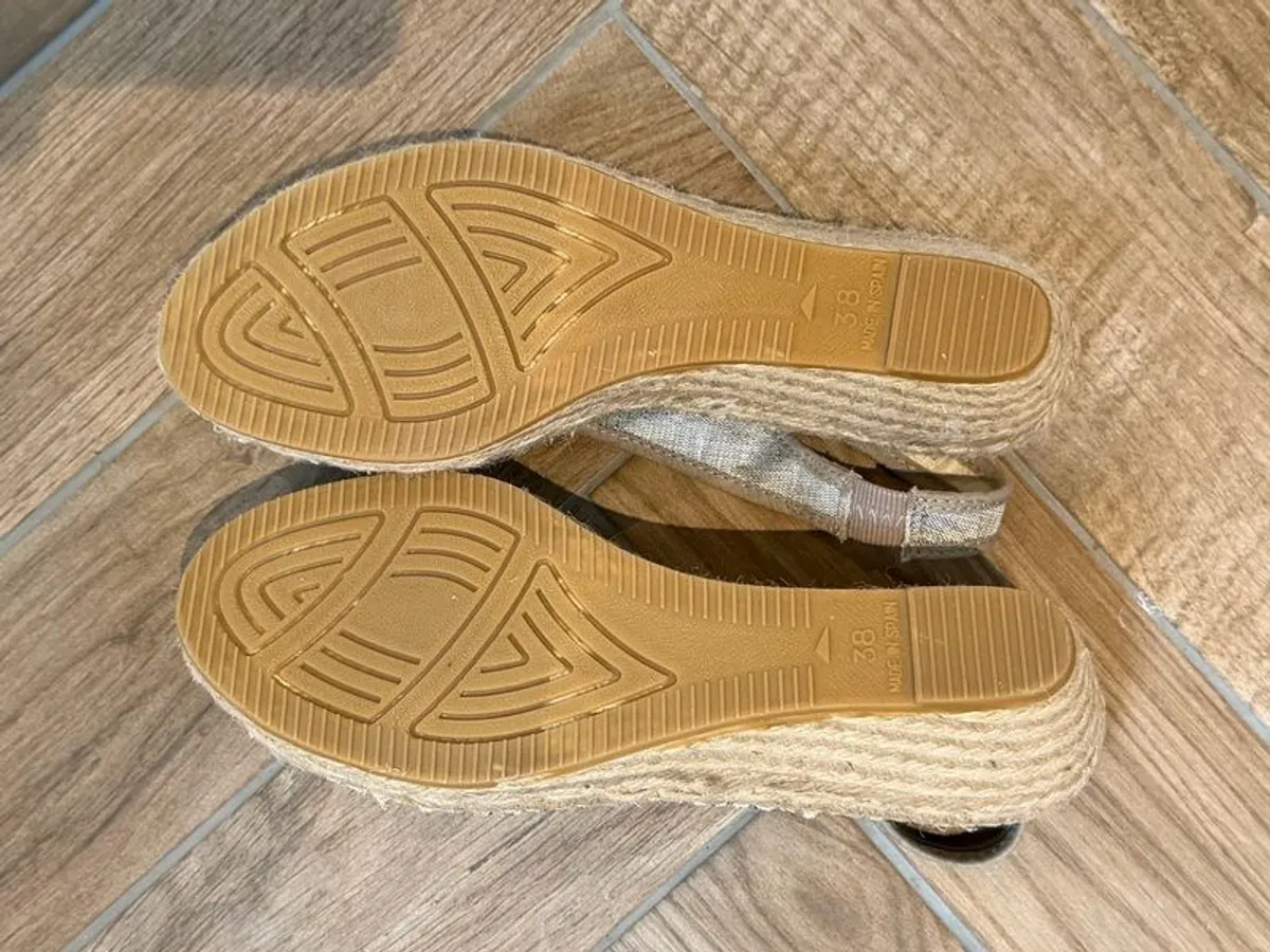 Bundle of ladies summer shoes 5 flats and 1 wedge size 5 and 6 - Image 4