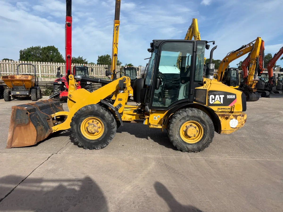 2011 CAT Wheeled loader & Bagging Bucket - Image 1