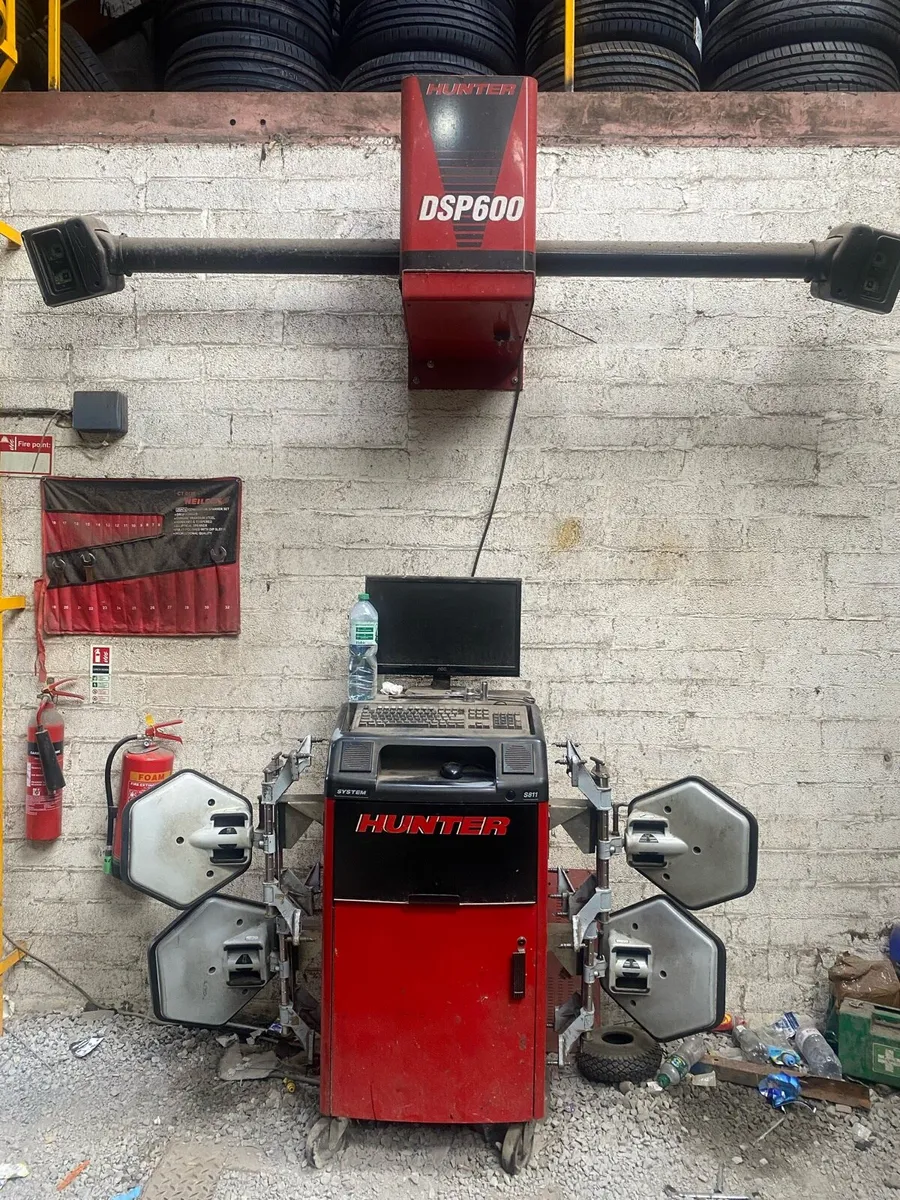 Four Post vehicle lift and 3D Hunter Alignment - Image 1