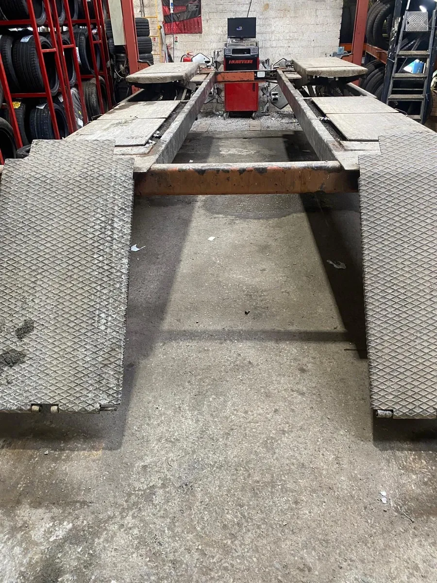Four Post vehicle lift and 3D Hunter Alignment - Image 2