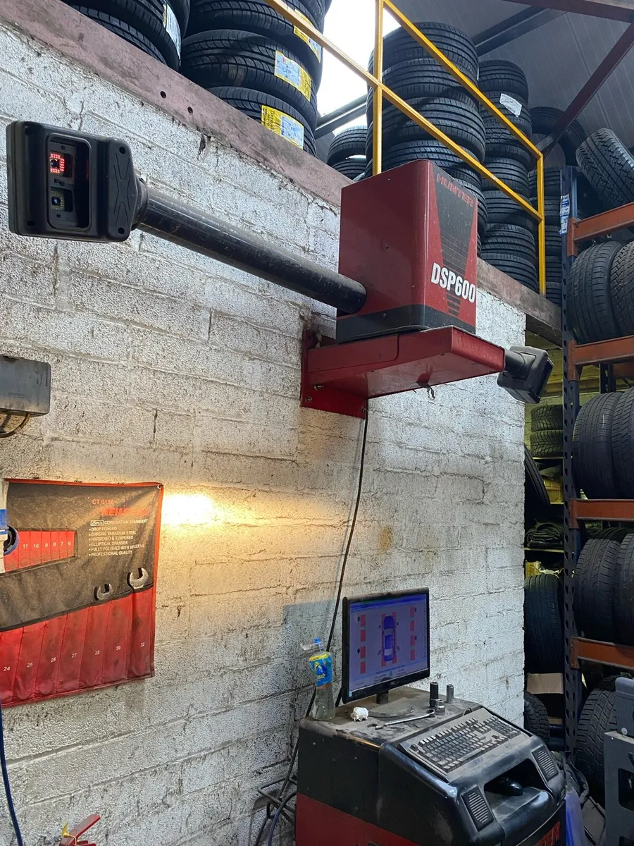 Four Post vehicle lift and 3D Hunter Alignment - Image 4
