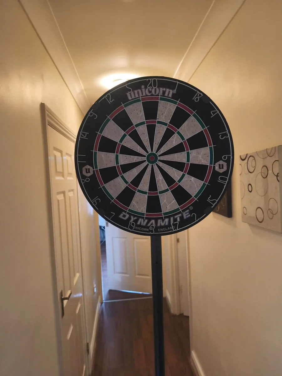Dartboard and stand - Image 1
