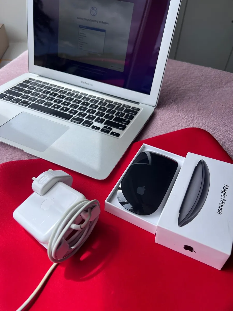 Apple MacBook Air 13” 256GB SSD + Accessories - Image 2