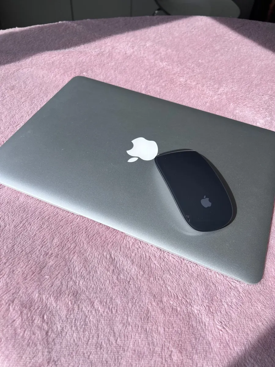 Apple MacBook Air 13” 256GB SSD + Accessories - Image 3