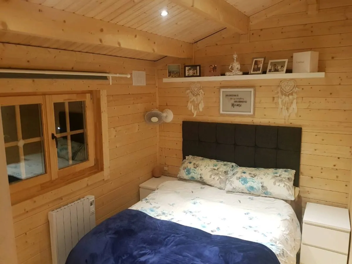 2 bed log cabin 5.7 x 9.5 - Image 2