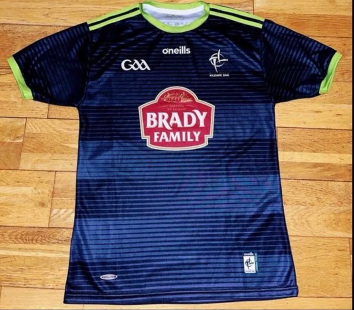 Kildare away jersey size medium - Image 1