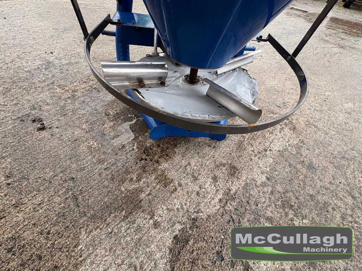 Used Fleming 5CWT Single Spinner Fertiliser Spread - Image 4