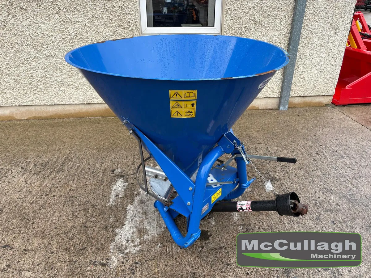 Used Fleming 5CWT Single Spinner Fertiliser Spread - Image 2