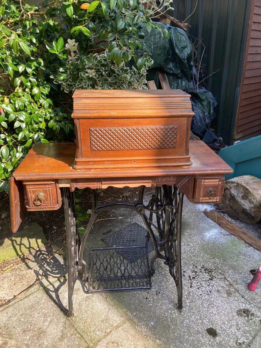 Antique Singer Sewing machine +patented toolbox - Image 1