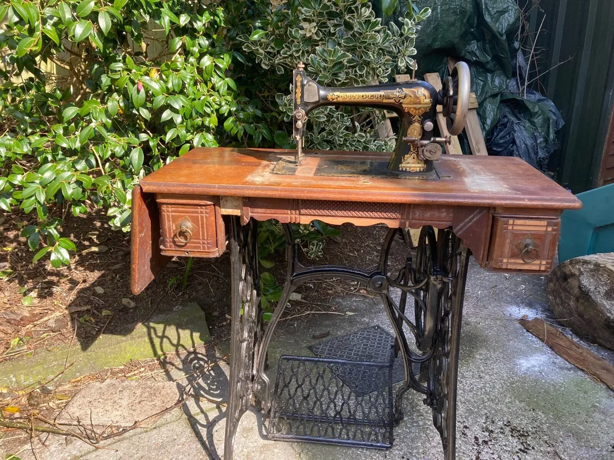Antique Singer Sewing machine +patented toolbox - Image 2