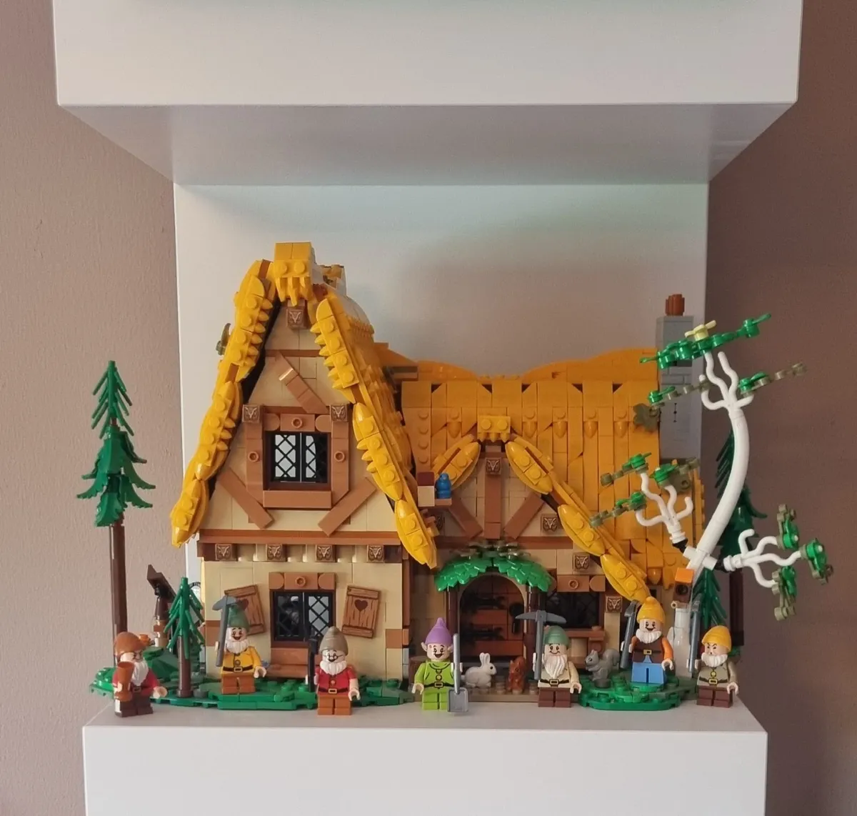 Lego Icons- Snow White & the Seven Dwarfs- 432 - Image 2