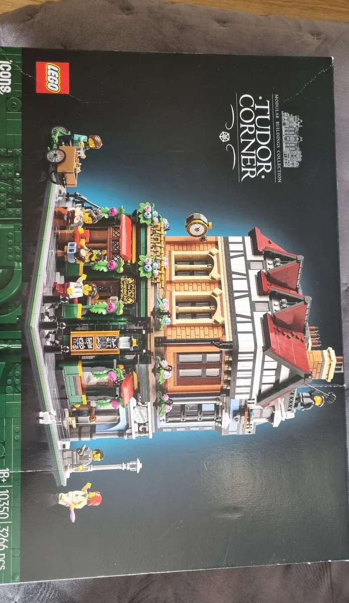 Lego Icons- Tudor Corner 10350 - Image 2