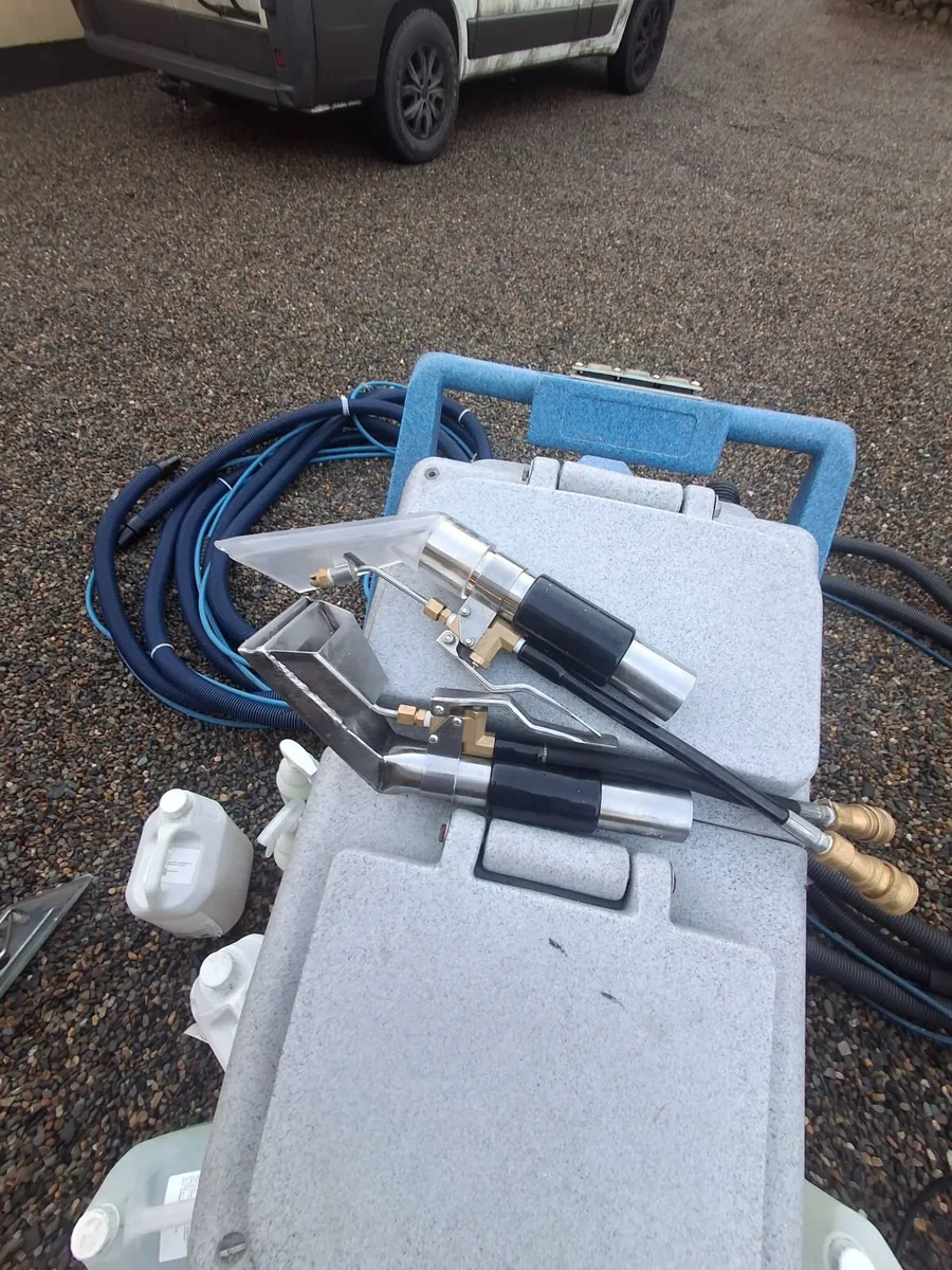Carpet cleaning machine - Image 2