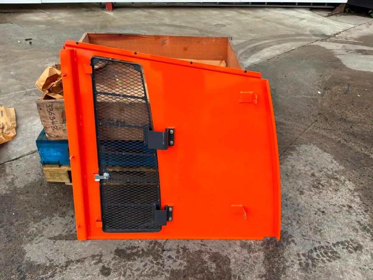 UNUSED DOOSAN DL350-5 LOADER ACCESS PANEL. - Image 4