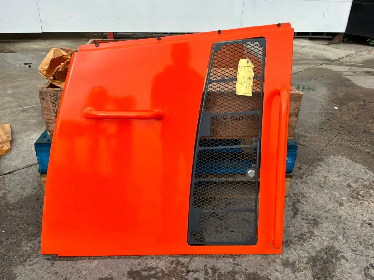 UNUSED DOOSAN DL350-5 LOADER ACCESS PANEL. - Image 2
