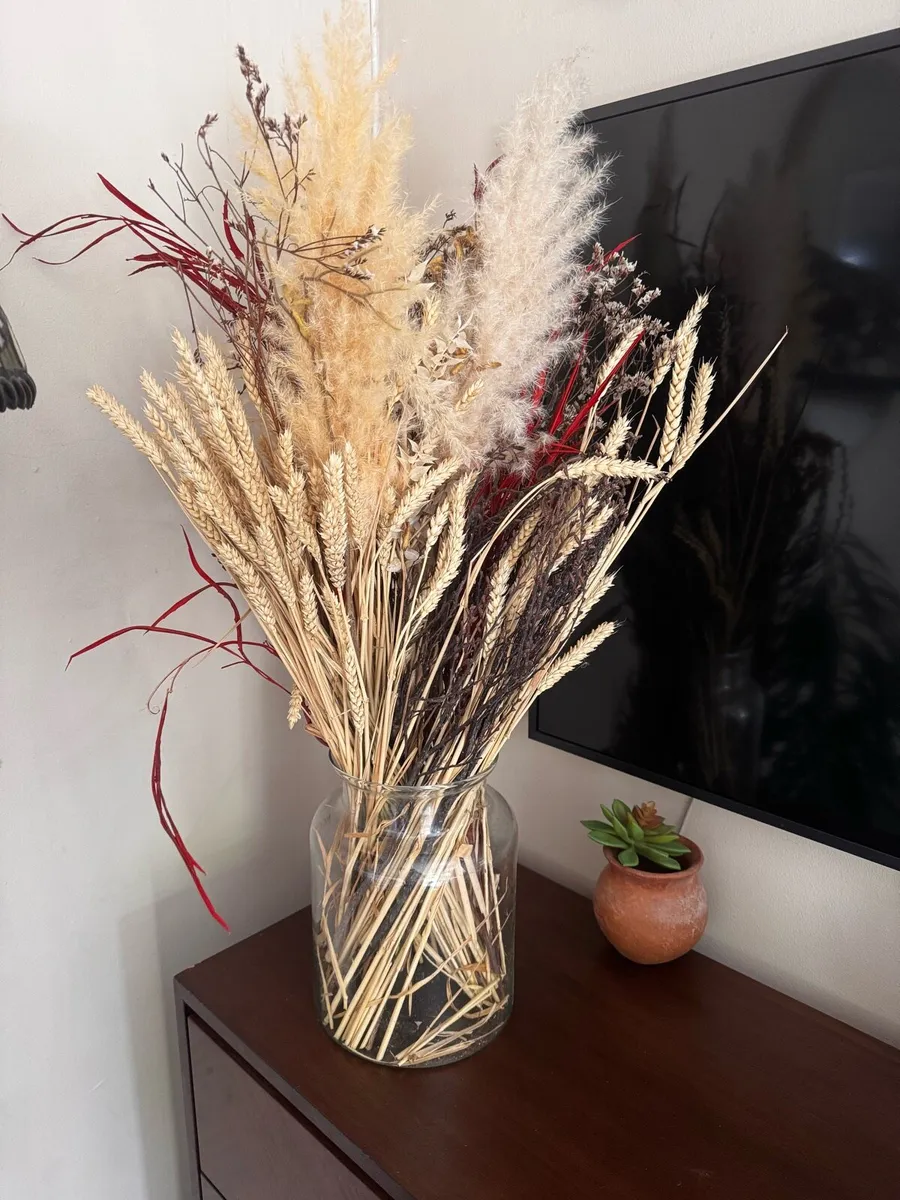 Vase with dried flowers