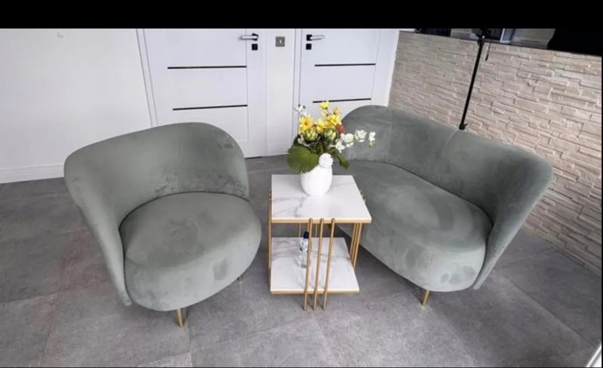 Beautiful matching lounge set Sofa and chair - Image 1