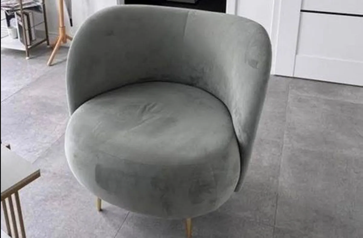 Beautiful matching lounge set Sofa and chair - Image 2