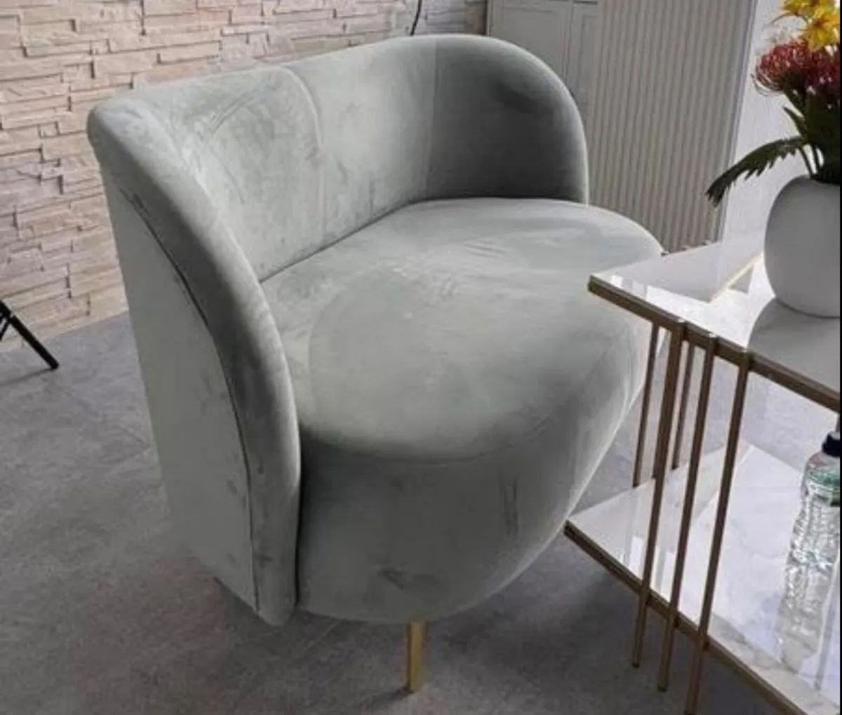 Beautiful matching lounge set Sofa and chair - Image 3