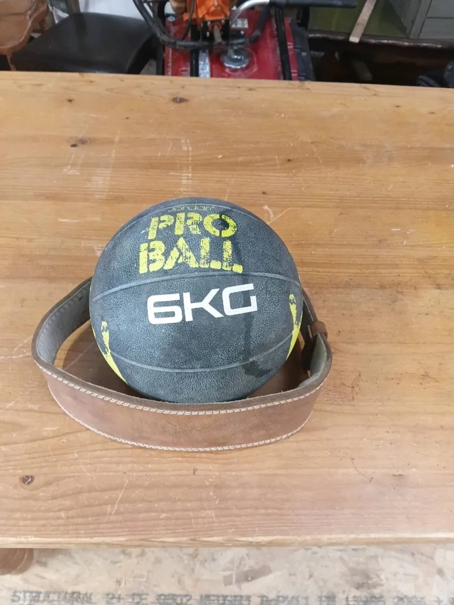 Weight lifting belt and pro ball 6kg - Image 1