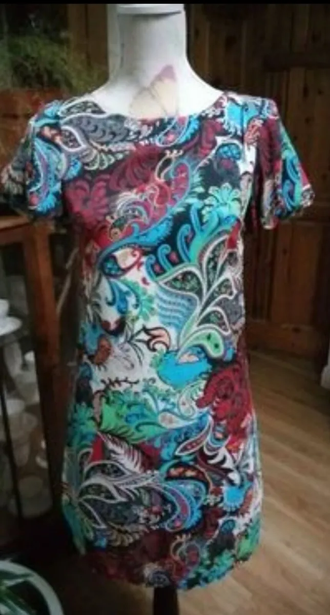 Ladies DAINTY dress new with tags.fully lined, bea - Image 1