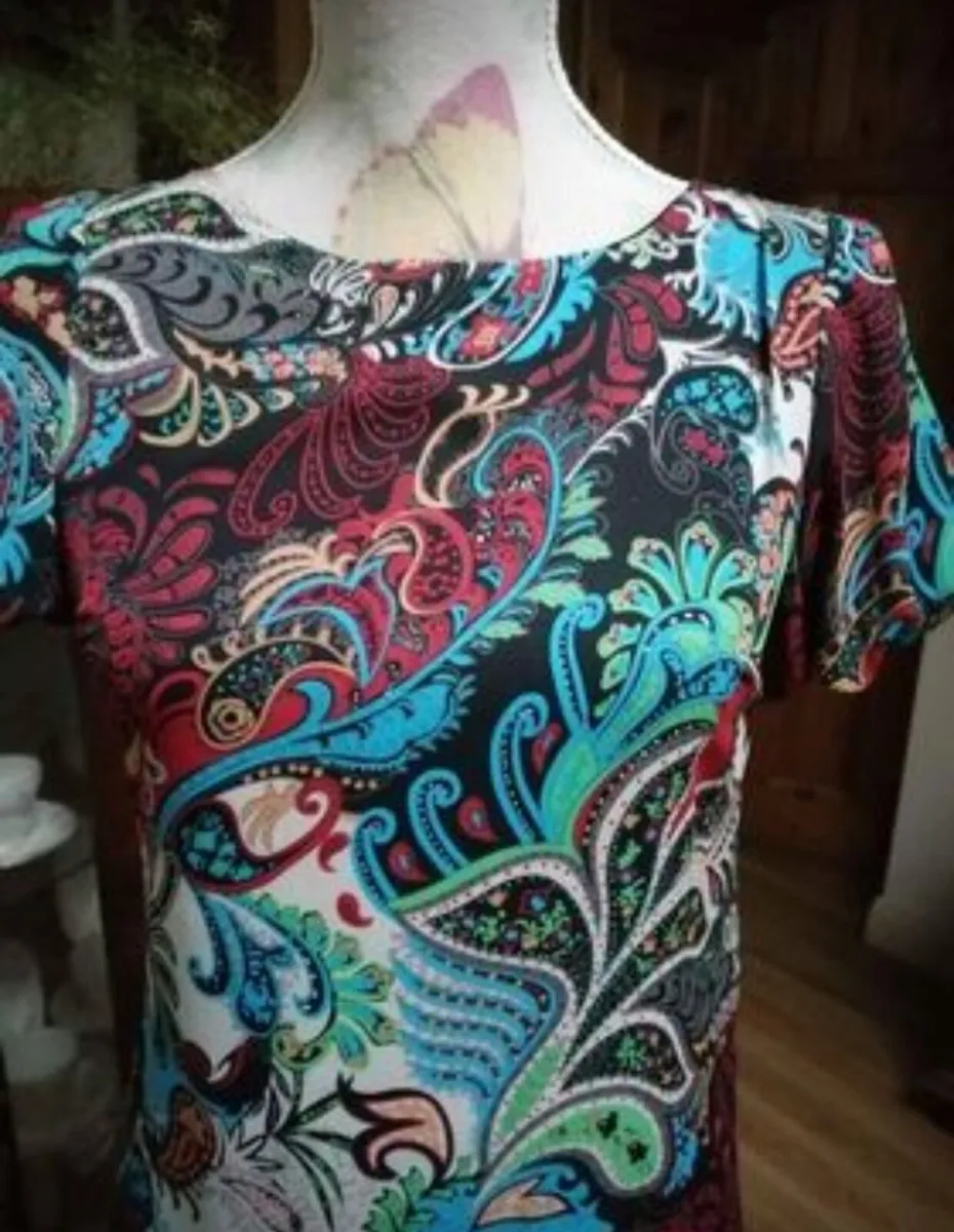 Ladies DAINTY dress new with tags.fully lined, bea - Image 4