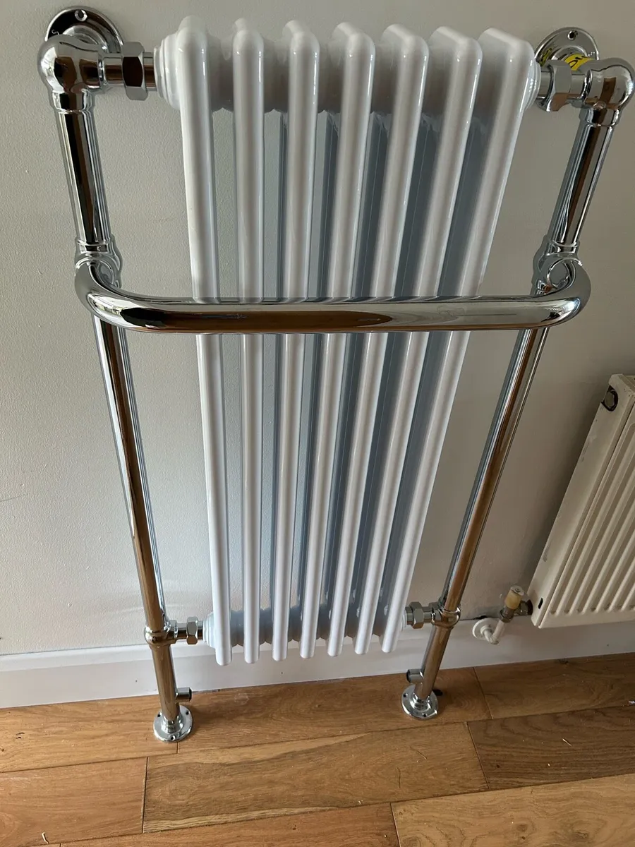 Delgada heated towel rail - Image 2
