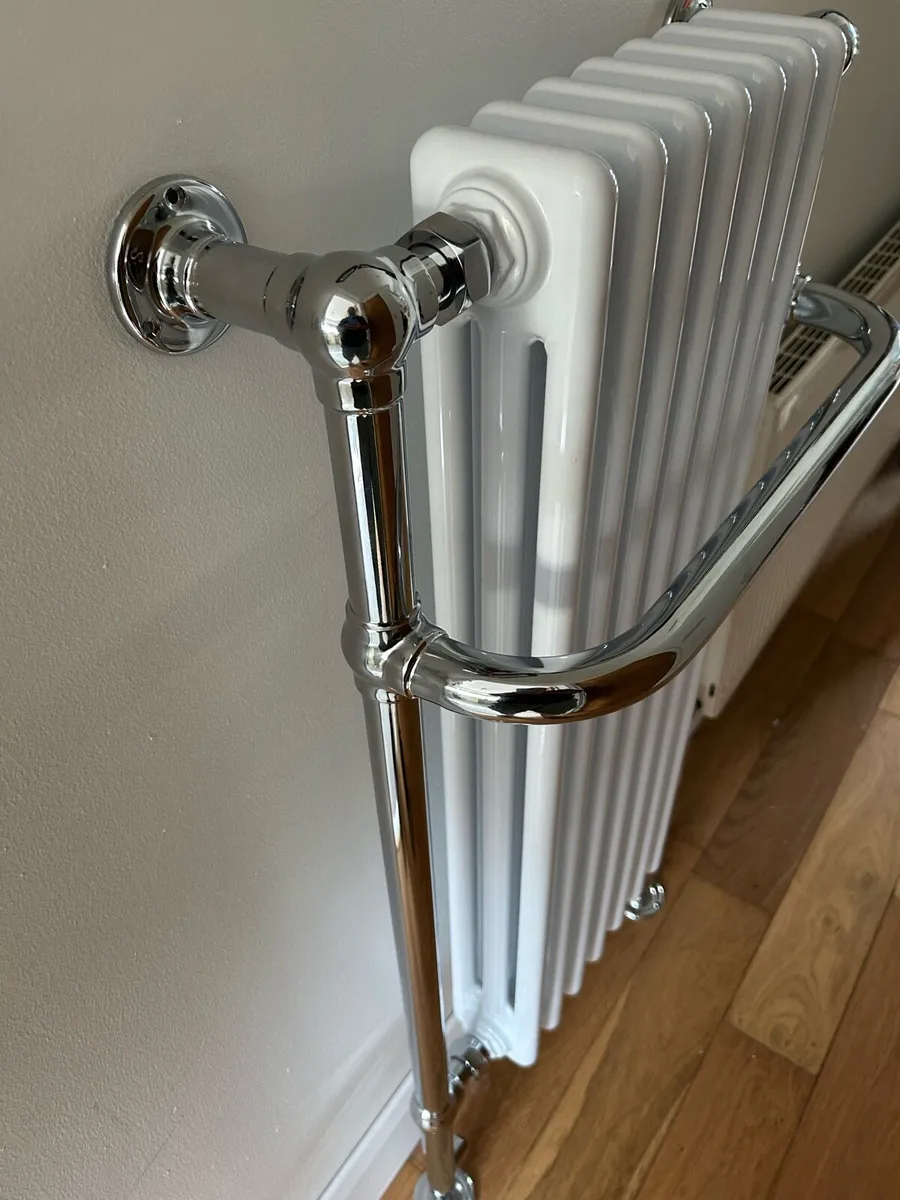 Delgada heated towel rail - Image 3