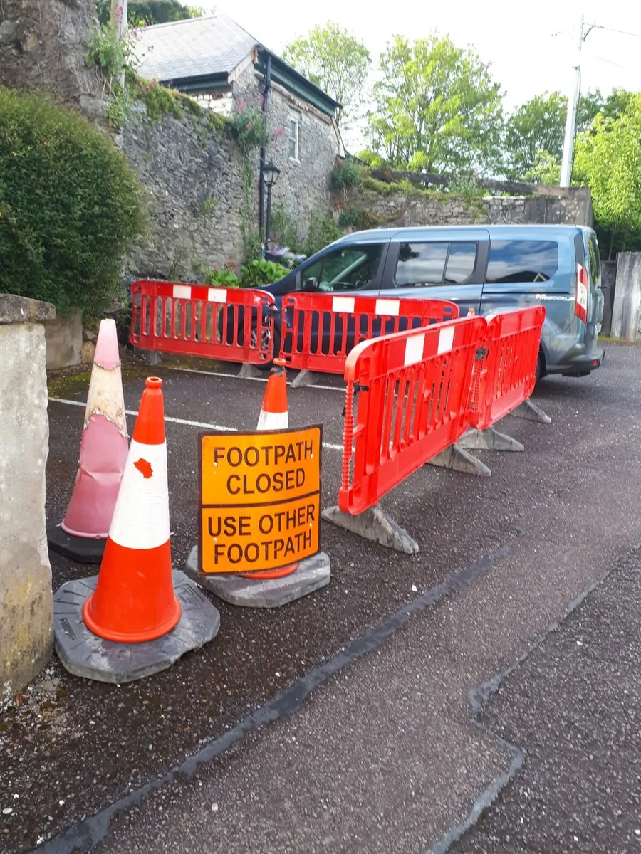 4 Barriers plus traffic cones