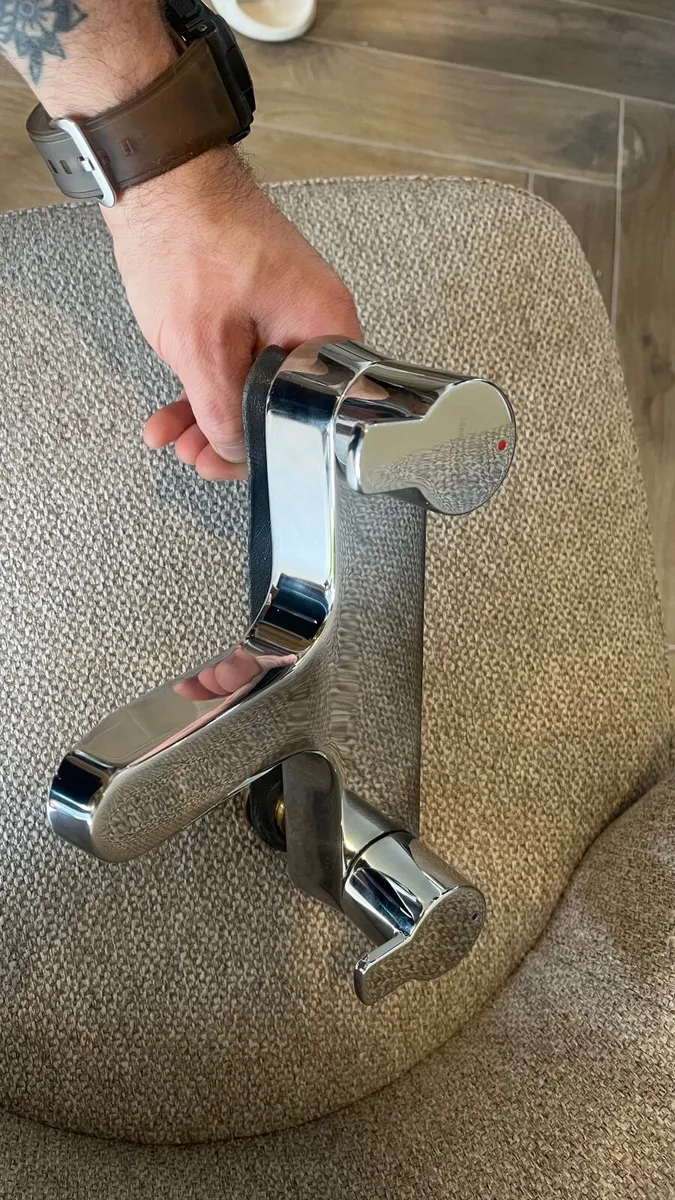 Basin mixer and bath filler - Image 4