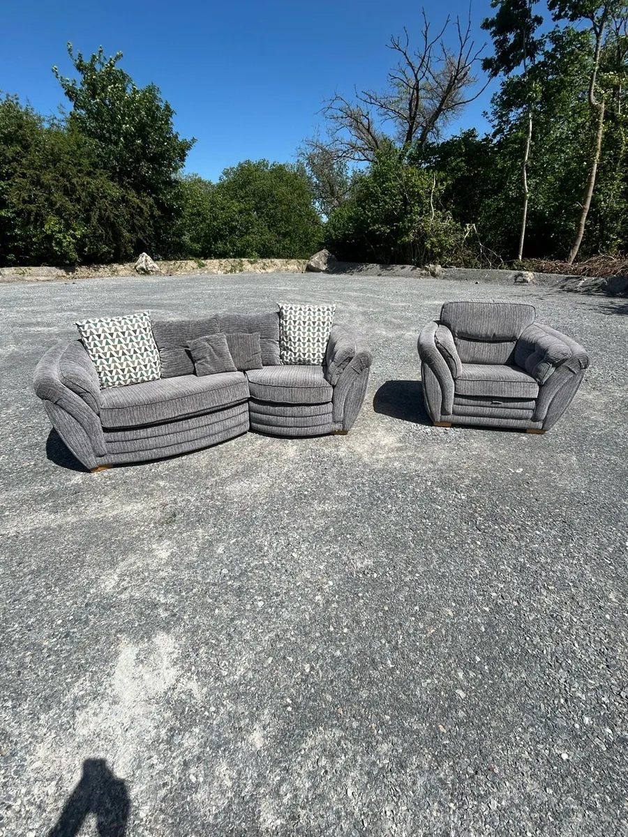 2 piece suite Couches - Image 1