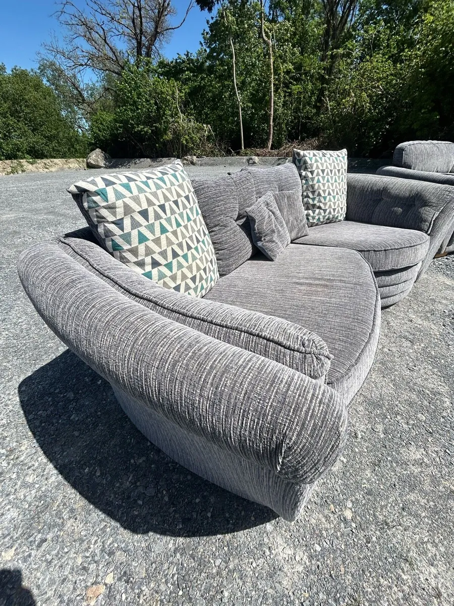 2 piece suite Couches - Image 3