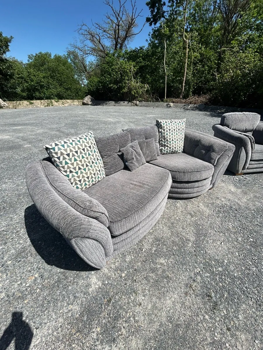2 piece suite Couches - Image 2