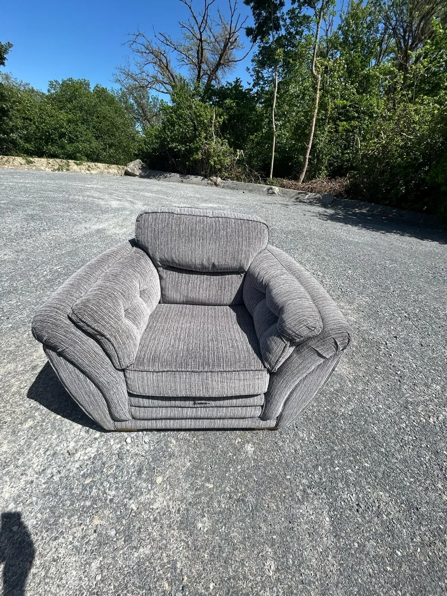 2 piece suite Couches - Image 4