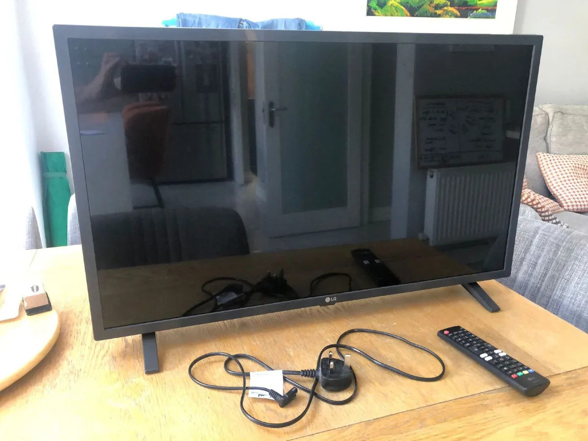 LG Smart TV (almost new)