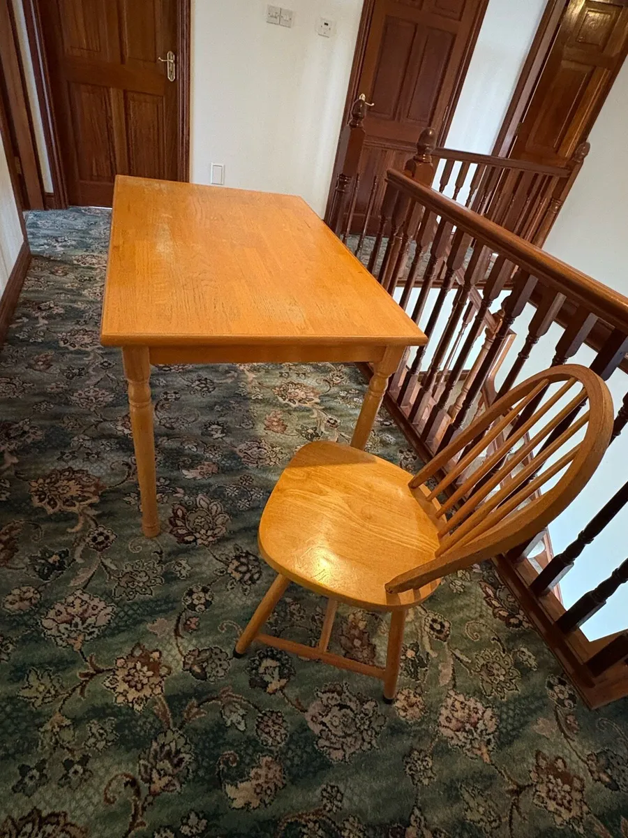 Kitchen table and chairs - Image 1
