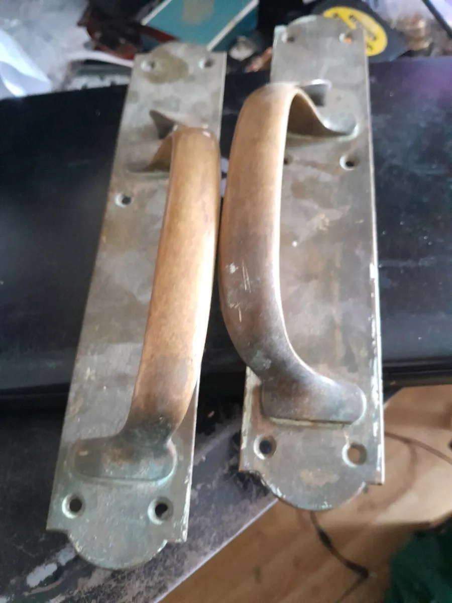 Old brass door handle - Image 1