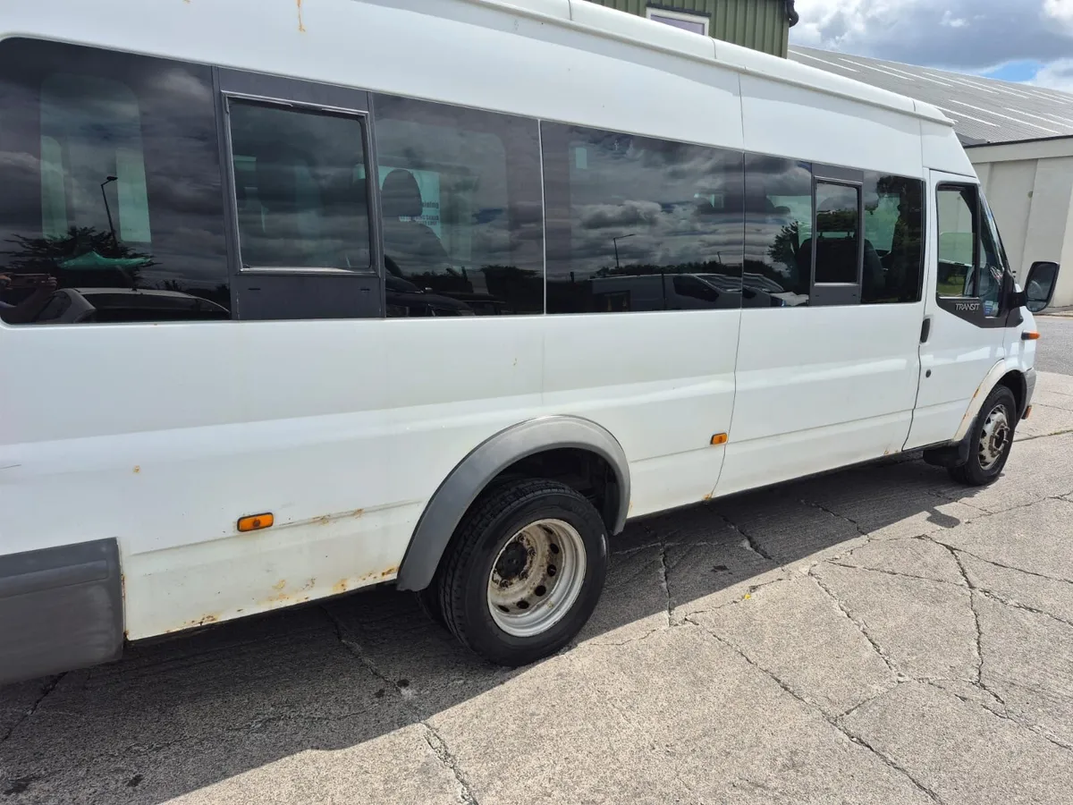 Ford Transit 17 seater minibus 2006 - Image 1