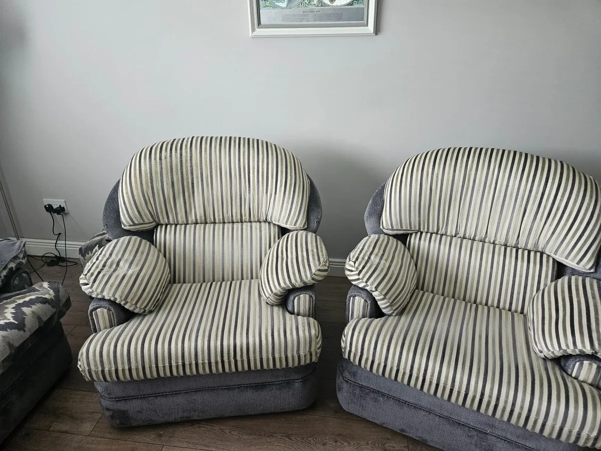 2 Armchairs - Image 1