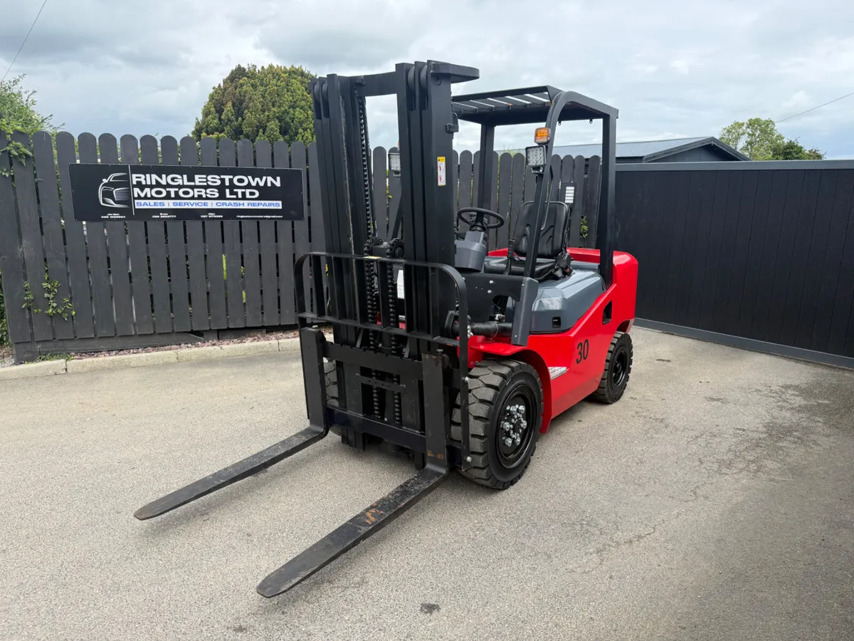 2025 3 Tonne Fork Lift 3 Hours on Clock !! - Image 2