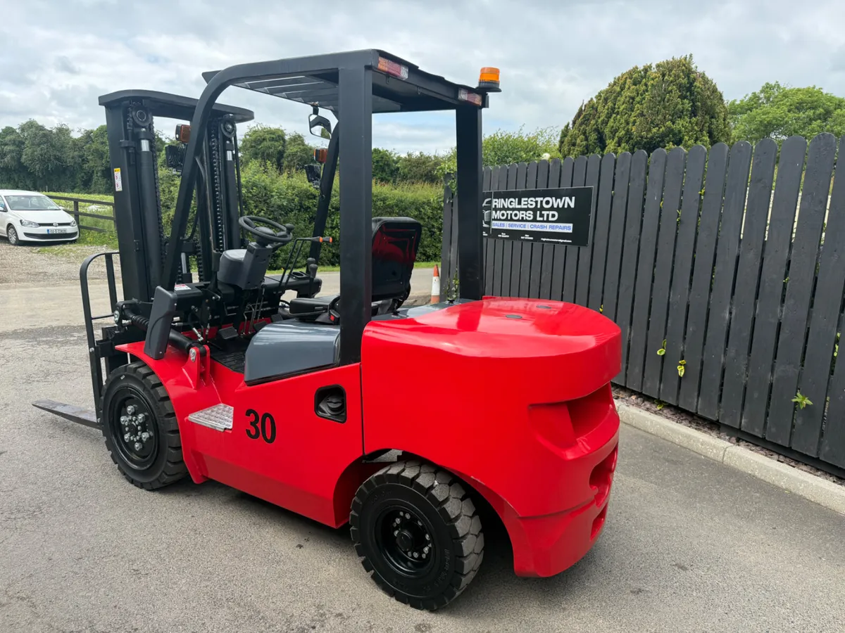 2025 3 Tonne Fork Lift 3 Hours on Clock !! - Image 3