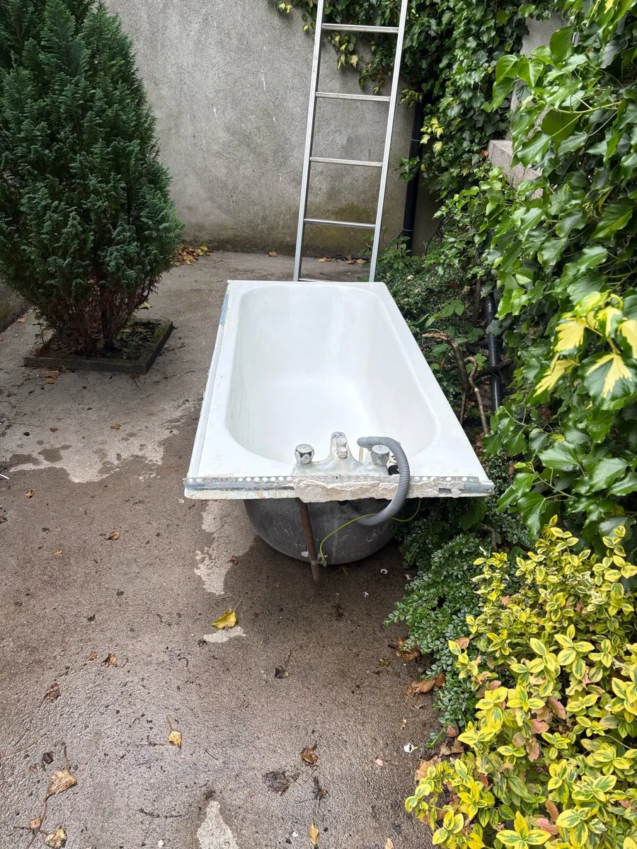 Cast Iron Bath with Taps – Good Condition - Image 4