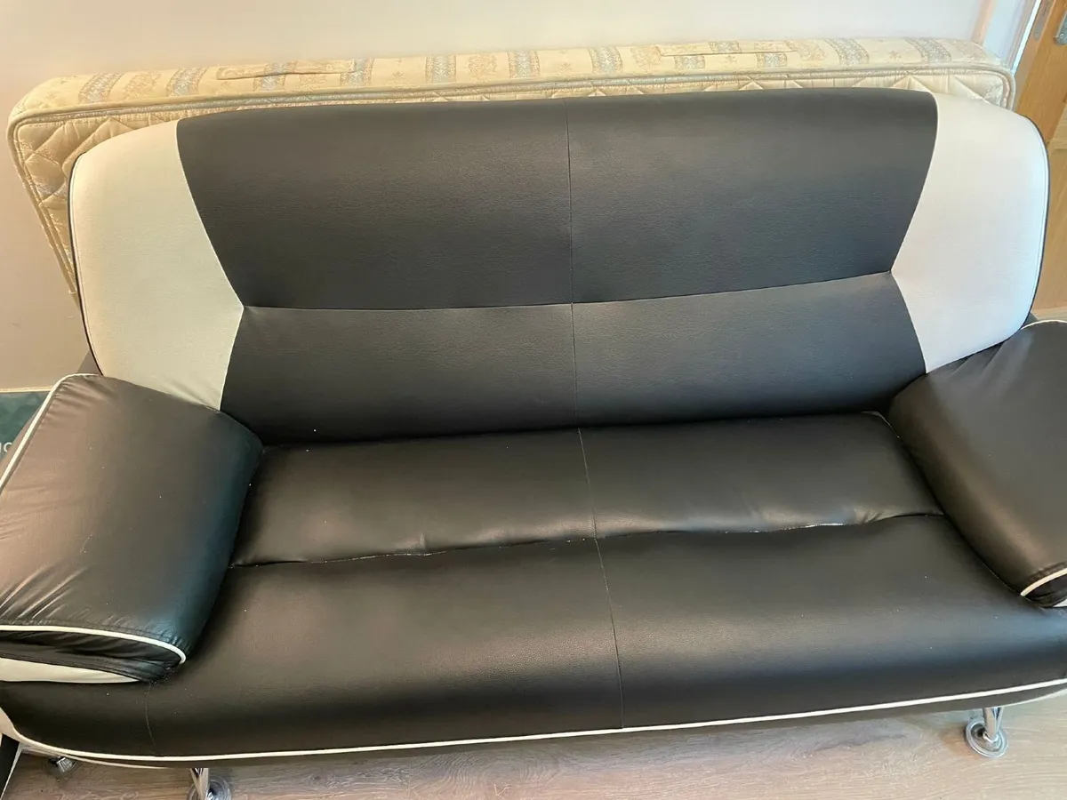 Modern 2-Piece Leather Sofa Suite - €300 - Image 4