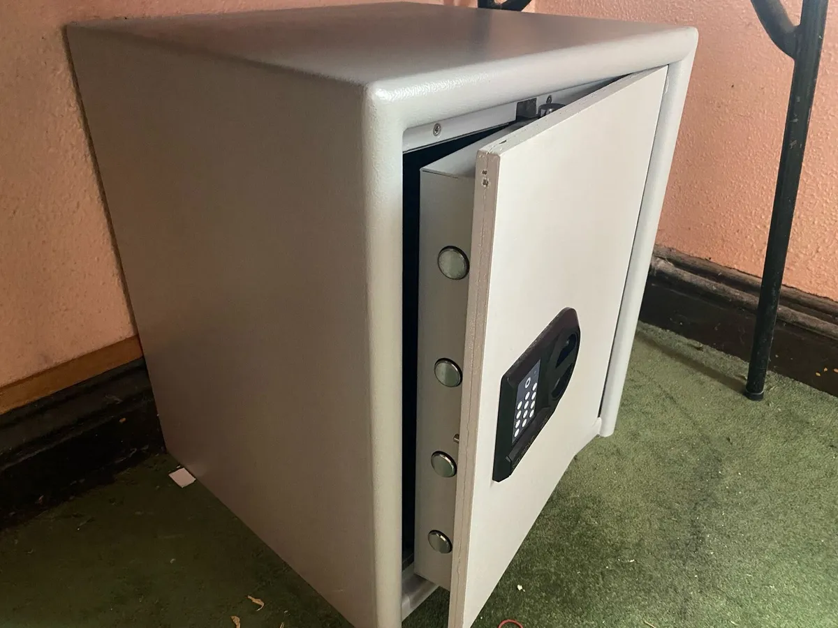 Safe box/cabinet - Image 1
