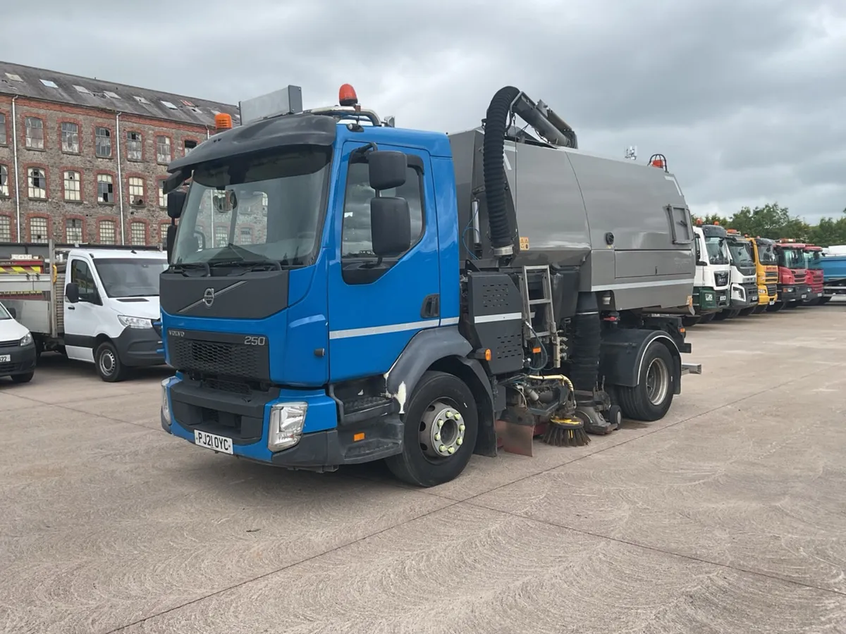 2021 Volvo FL250 4x2 Sweeper - Image 3