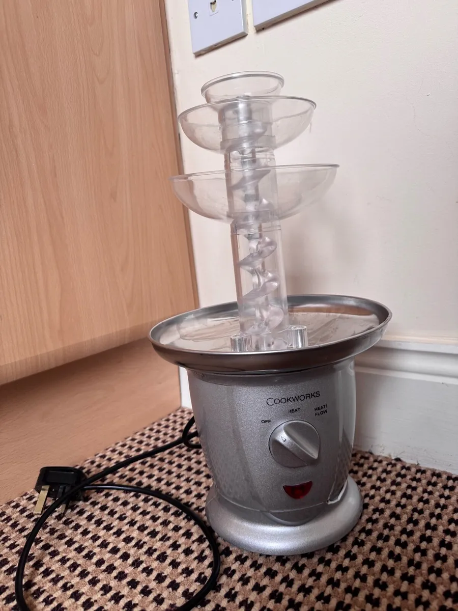 Chocolate fountain working - Image 1