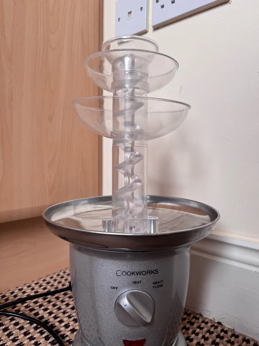 Chocolate fountain working - Image 2