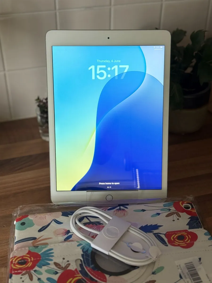 iPad 7th 32GB 10.2" Wi-Fi - Image 1