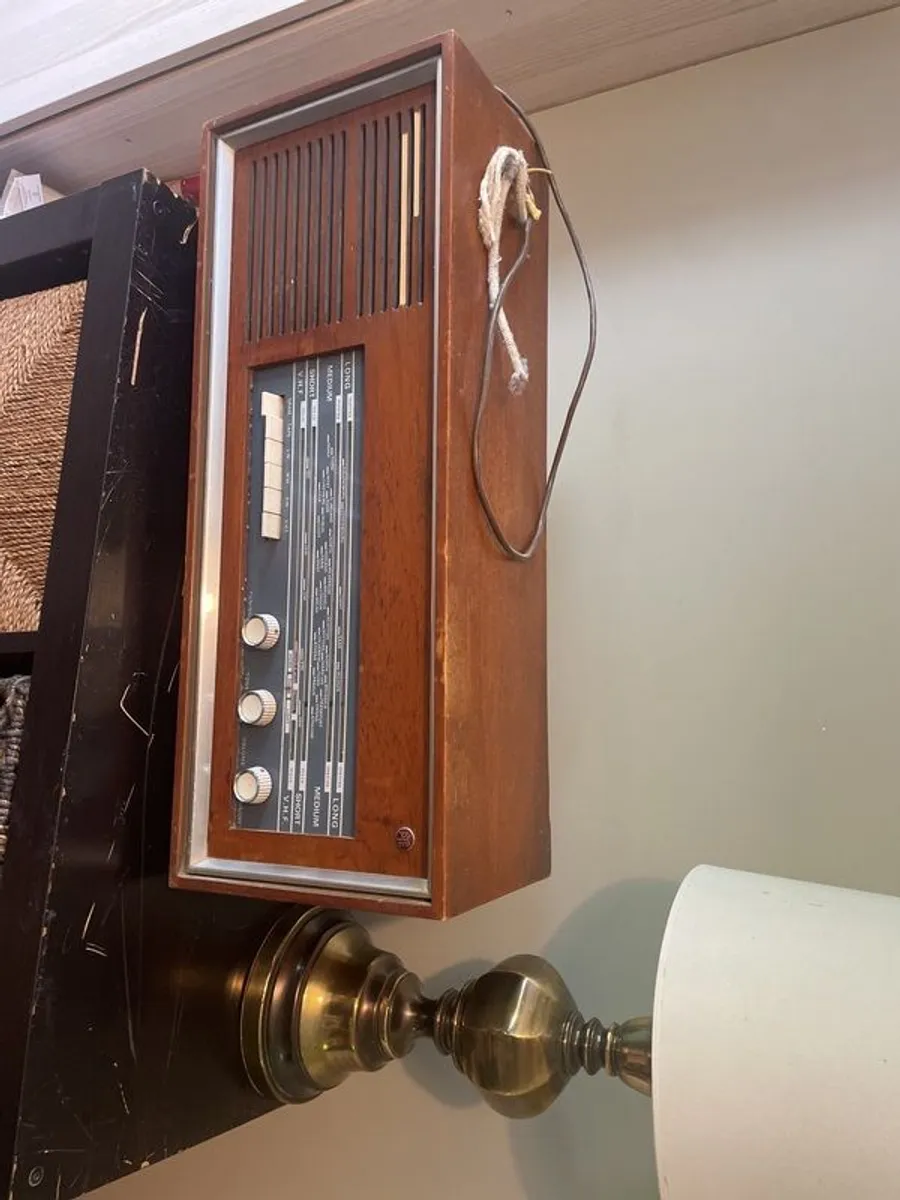 Antique radio for sale.  Collector may  be interested. Needs to be rewired - Image 2