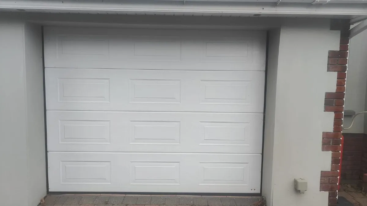 Garage door - Image 1